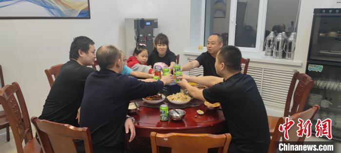 圖為恩和哈達(dá)邊境派出所的年夜飯?！《骱凸_(dá)邊境派出所供圖