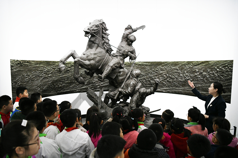 2019年4月4日，在東北烈士紀念館，學生們在聽講解員講解。